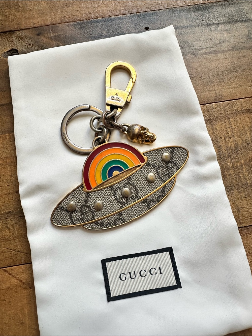 Gucci | Enamel Rainbow UFO Keyring with Skull in Gold - Picture 3 of 16